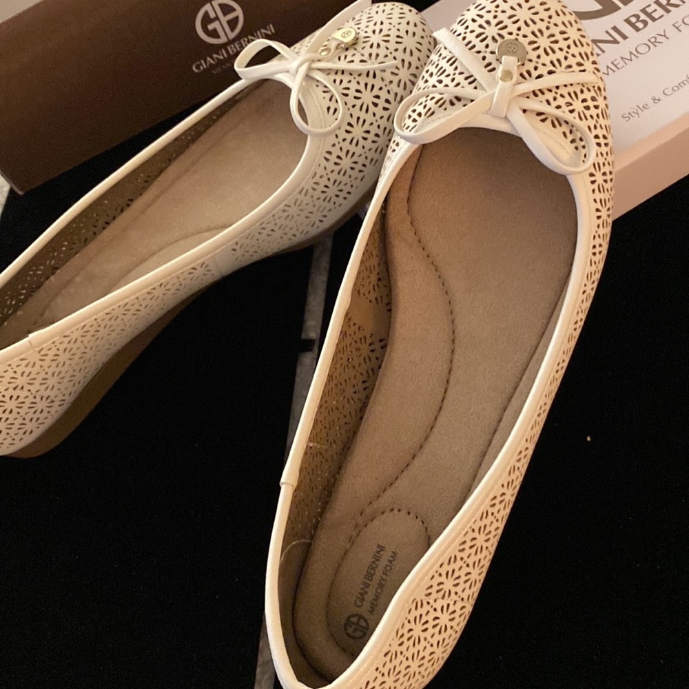 Nib Giani Bernini Flat Memory Foam Shoes. - image 5